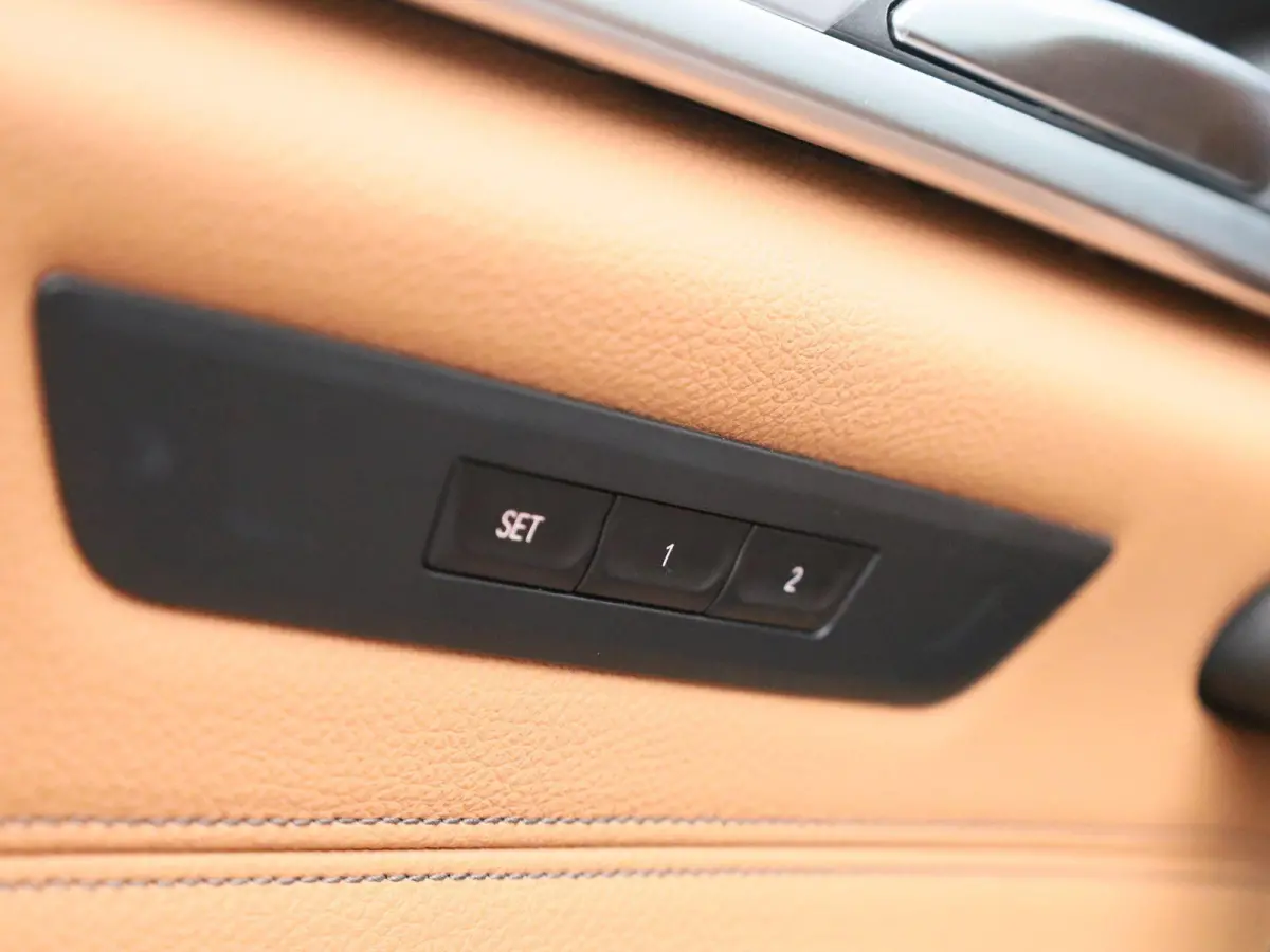 520i Business Edition Plus | Automaat | LMV | Navigatie | Stoel verwarming | Virtual cockpit | Leder |  Parkeer sensoren | Elec. achterklep | Virtual cockpit | Camera | Climate control | Cru