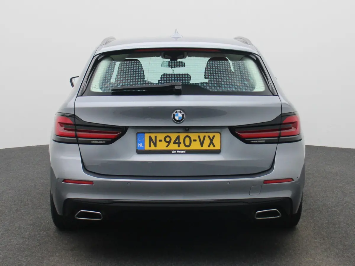 520i Business Edition Plus | Automaat | LMV | Navigatie | Stoel verwarming | Virtual cockpit | Leder |  Parkeer sensoren | Elec. achterklep | Virtual cockpit | Camera | Climate control | Cru