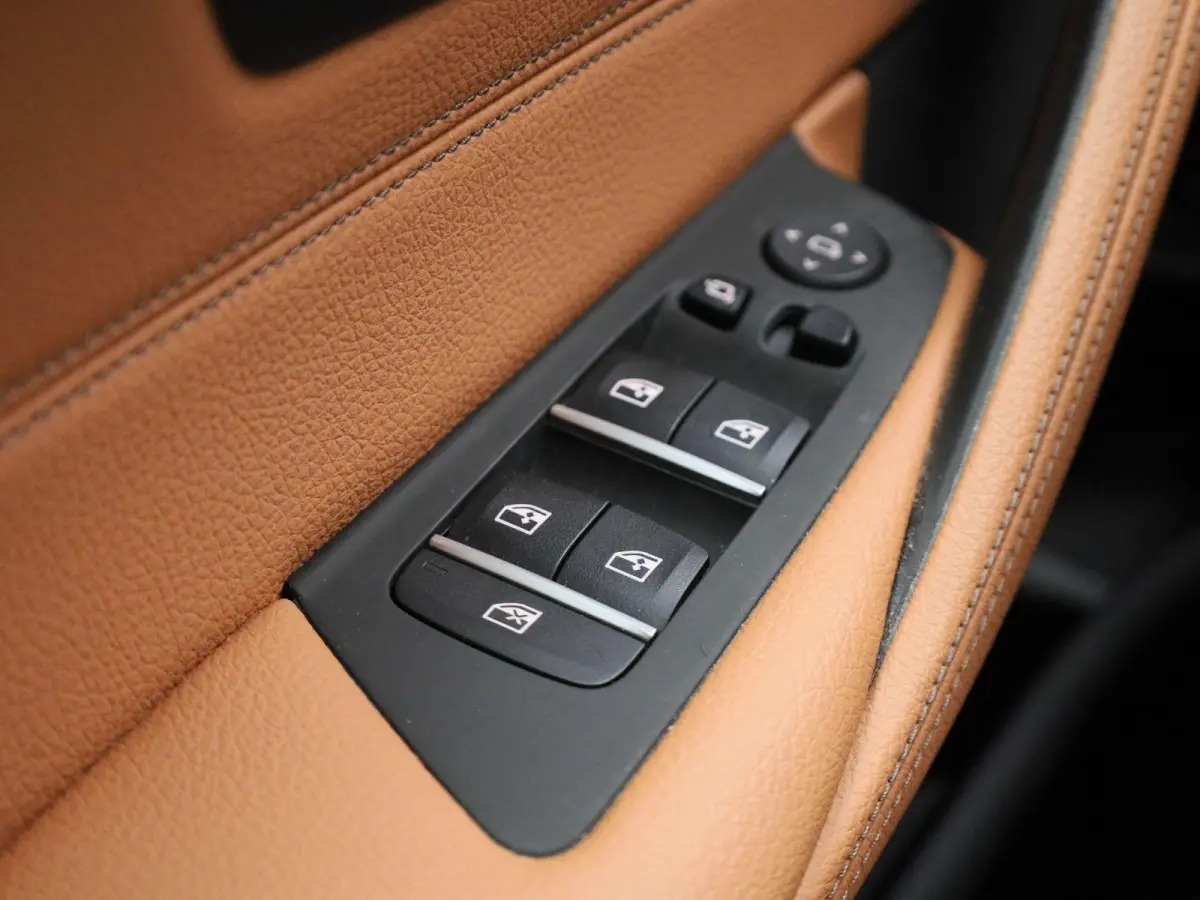 520i Business Edition Plus | Automaat | LMV | Navigatie | Stoel verwarming | Virtual cockpit | Leder |  Parkeer sensoren | Elec. achterklep | Virtual cockpit | Camera | Climate control | Cru