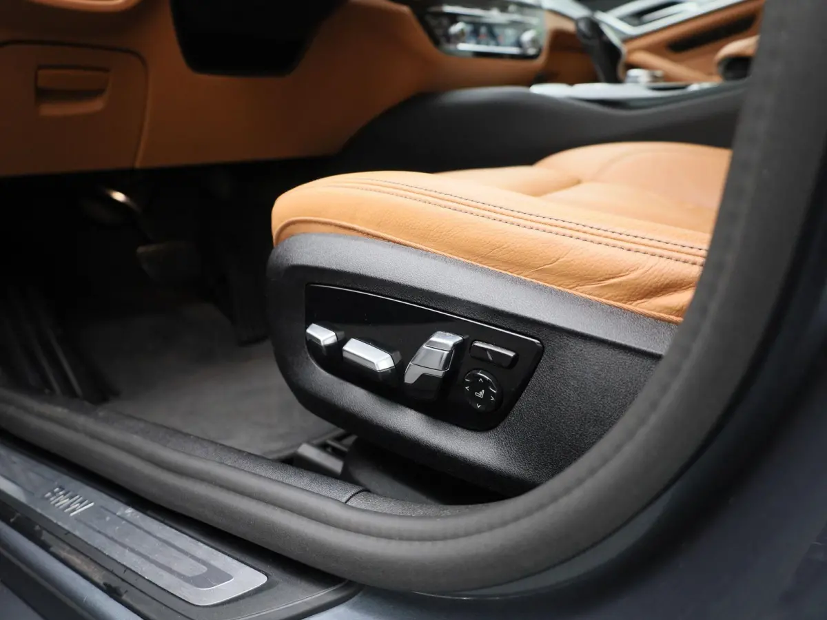 520i Business Edition Plus | Automaat | LMV | Navigatie | Stoel verwarming | Virtual cockpit | Leder |  Parkeer sensoren | Elec. achterklep | Virtual cockpit | Camera | Climate control | Cru