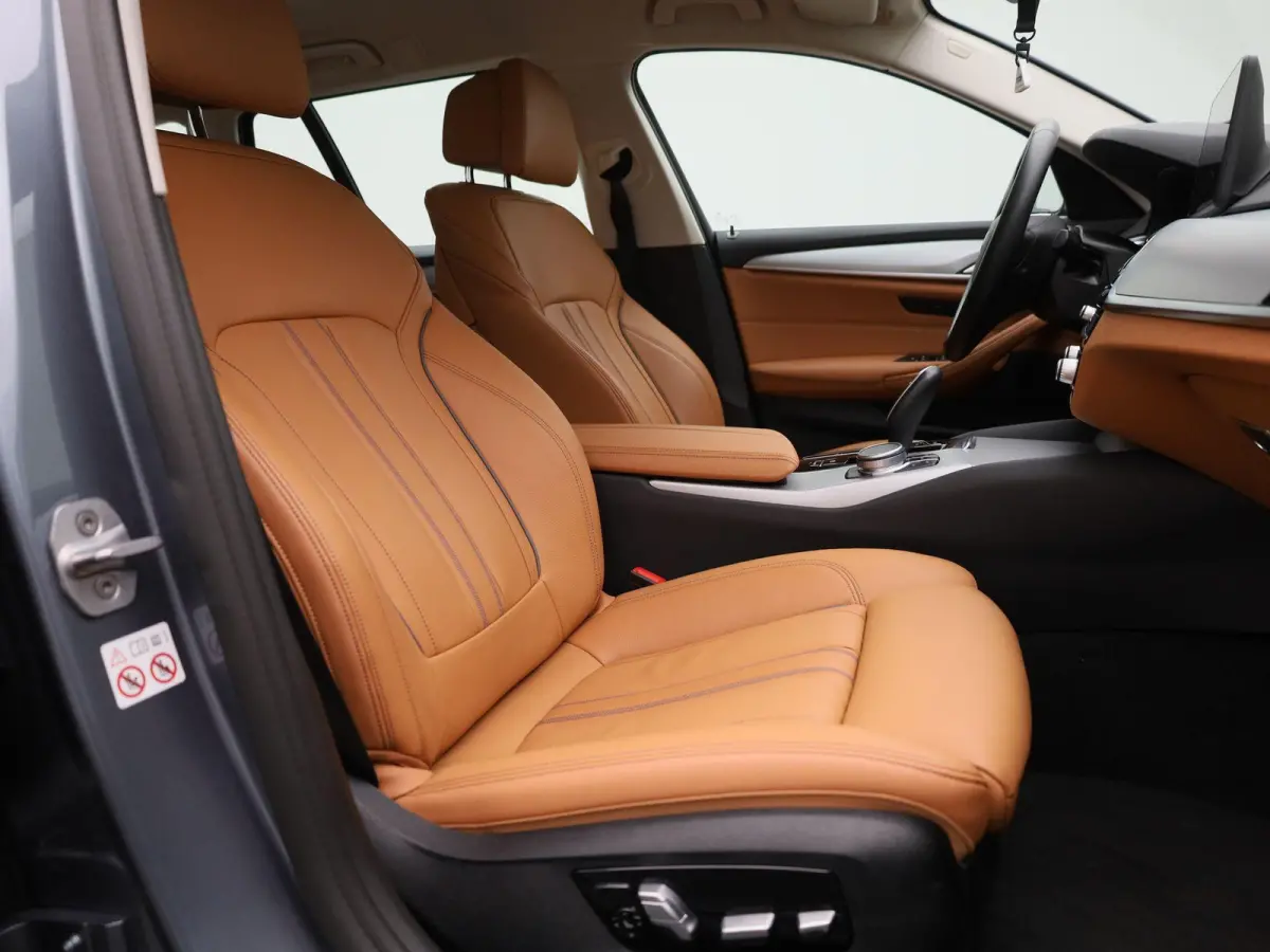 520i Business Edition Plus | Automaat | LMV | Navigatie | Stoel verwarming | Virtual cockpit | Leder |  Parkeer sensoren | Elec. achterklep | Virtual cockpit | Camera | Climate control | Cru