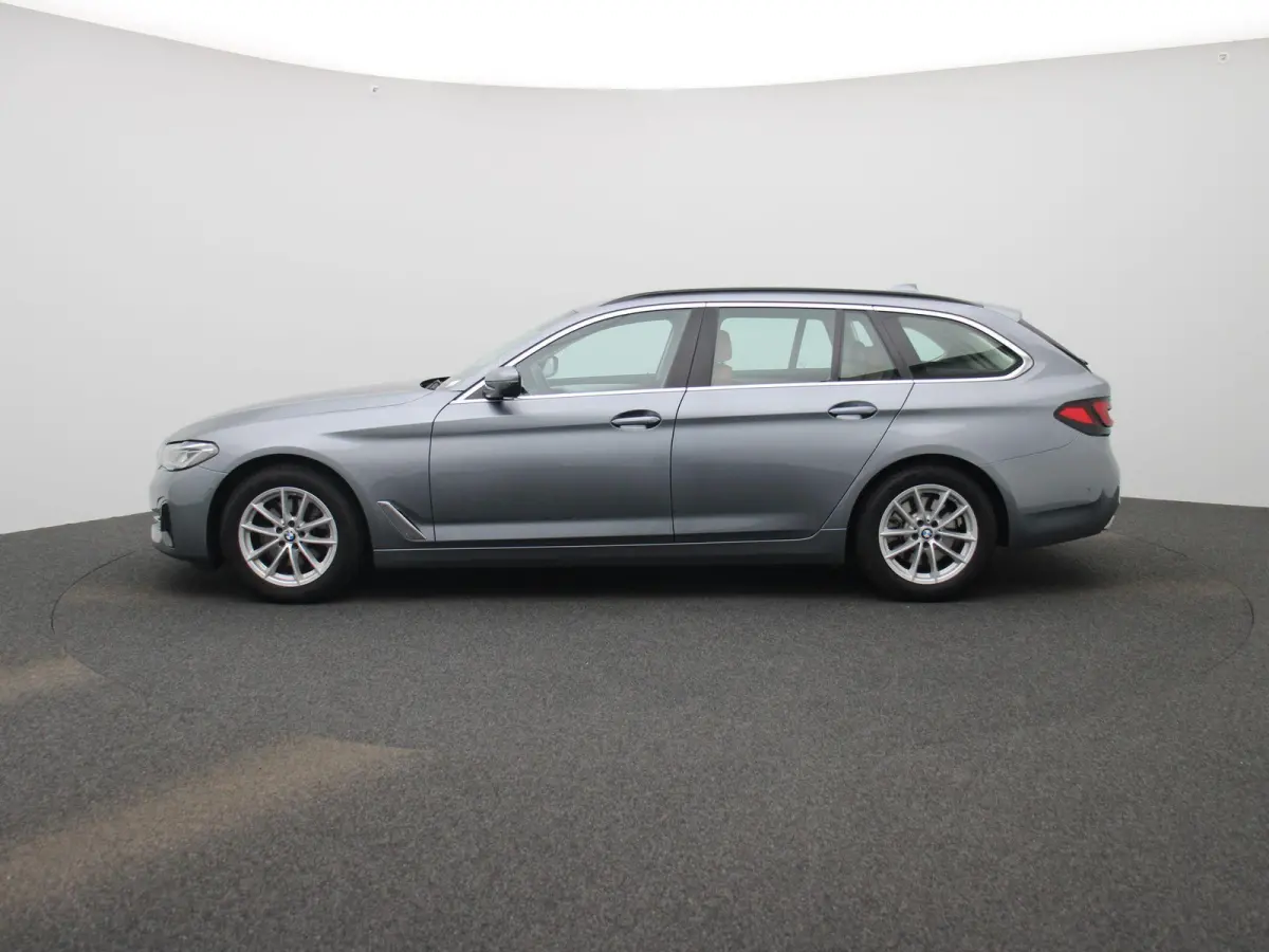 520i Business Edition Plus | Automaat | LMV | Navigatie | Stoel verwarming | Virtual cockpit | Leder |  Parkeer sensoren | Elec. achterklep | Virtual cockpit | Camera | Climate control | Cru