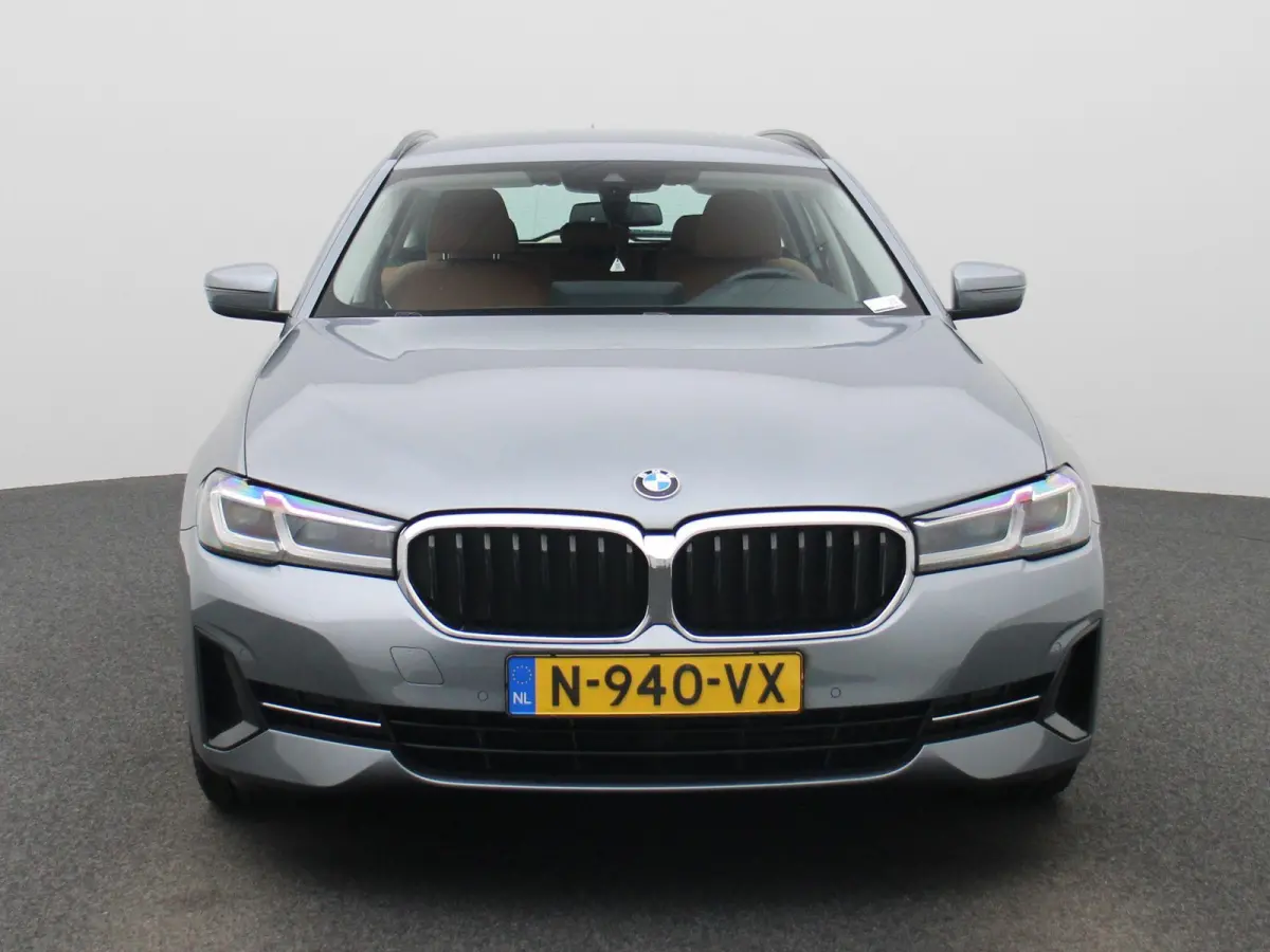 520i Business Edition Plus | Automaat | LMV | Navigatie | Stoel verwarming | Virtual cockpit | Leder |  Parkeer sensoren | Elec. achterklep | Virtual cockpit | Camera | Climate control | Cru