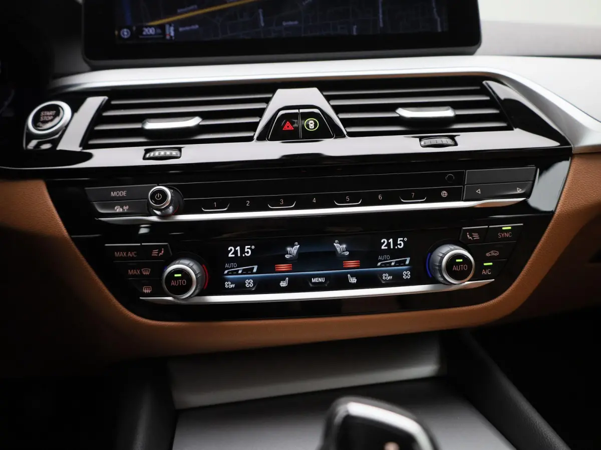 520i Business Edition Plus | Automaat | LMV | Navigatie | Stoel verwarming | Virtual cockpit | Leder |  Parkeer sensoren | Elec. achterklep | Virtual cockpit | Camera | Climate control | Cru