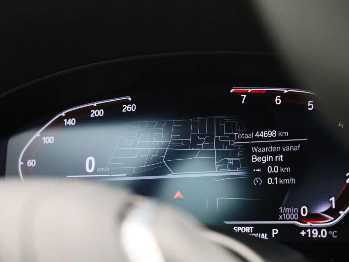 520i Business Edition Plus | Automaat | LMV | Navigatie | Stoel verwarming | Virtual cockpit | Leder |  Parkeer sensoren | Elec. achterklep | Virtual cockpit | Camera | Climate control | Cru