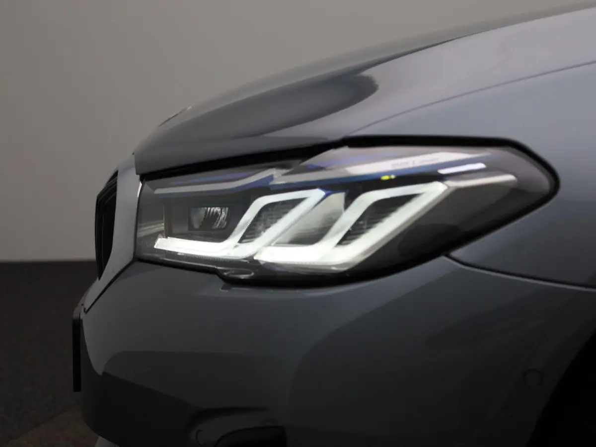 520i Business Edition Plus | Automaat | LMV | Navigatie | Stoel verwarming | Virtual cockpit | Leder |  Parkeer sensoren | Elec. achterklep | Virtual cockpit | Camera | Climate control | Cru