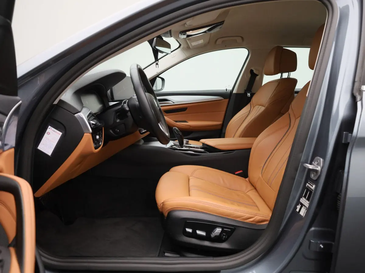 520i Business Edition Plus | Automaat | LMV | Navigatie | Stoel verwarming | Virtual cockpit | Leder |  Parkeer sensoren | Elec. achterklep | Virtual cockpit | Camera | Climate control | Cru