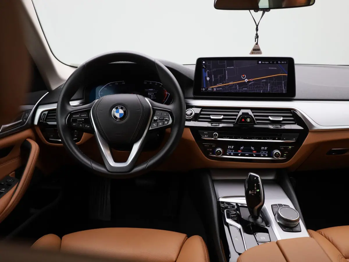 520i Business Edition Plus | Automaat | LMV | Navigatie | Stoel verwarming | Virtual cockpit | Leder |  Parkeer sensoren | Elec. achterklep | Virtual cockpit | Camera | Climate control | Cru
