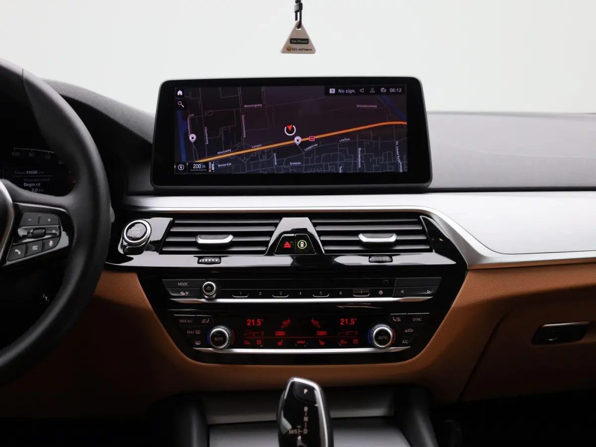 520i Business Edition Plus | Automaat | LMV | Navigatie | Stoel verwarming | Virtual cockpit | Leder |  Parkeer sensoren | Elec. achterklep | Virtual cockpit | Camera | Climate control | Cru
