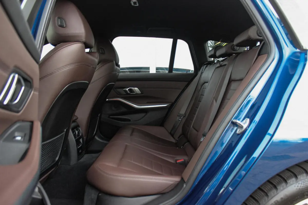 320e High Executive Sport Line | 1e eigenaar | NL auto | Driving Assistant | HiFi audio | LED | 18 inch | Stoelverwarming | DAB | Carplay | Navigatie | PDC