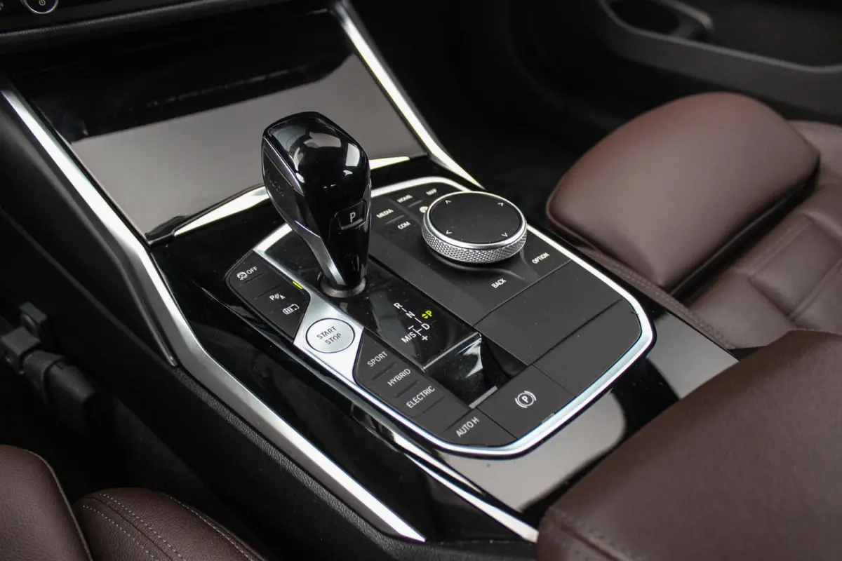 320e High Executive Sport Line | 1e eigenaar | NL auto | Driving Assistant | HiFi audio | LED | 18 inch | Stoelverwarming | DAB | Carplay | Navigatie | PDC
