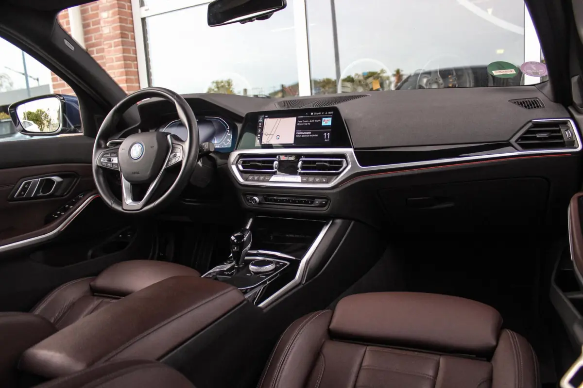 320e High Executive Sport Line | 1e eigenaar | NL auto | Driving Assistant | HiFi audio | LED | 18 inch | Stoelverwarming | DAB | Carplay | Navigatie | PDC