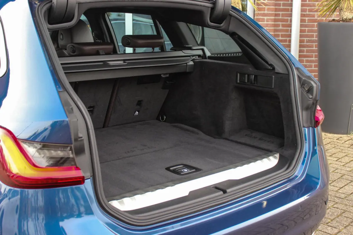 320e High Executive Sport Line | 1e eigenaar | NL auto | Driving Assistant | HiFi audio | LED | 18 inch | Stoelverwarming | DAB | Carplay | Navigatie | PDC