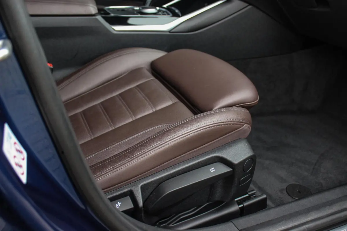 320e High Executive Sport Line | 1e eigenaar | NL auto | Driving Assistant | HiFi audio | LED | 18 inch | Stoelverwarming | DAB | Carplay | Navigatie | PDC