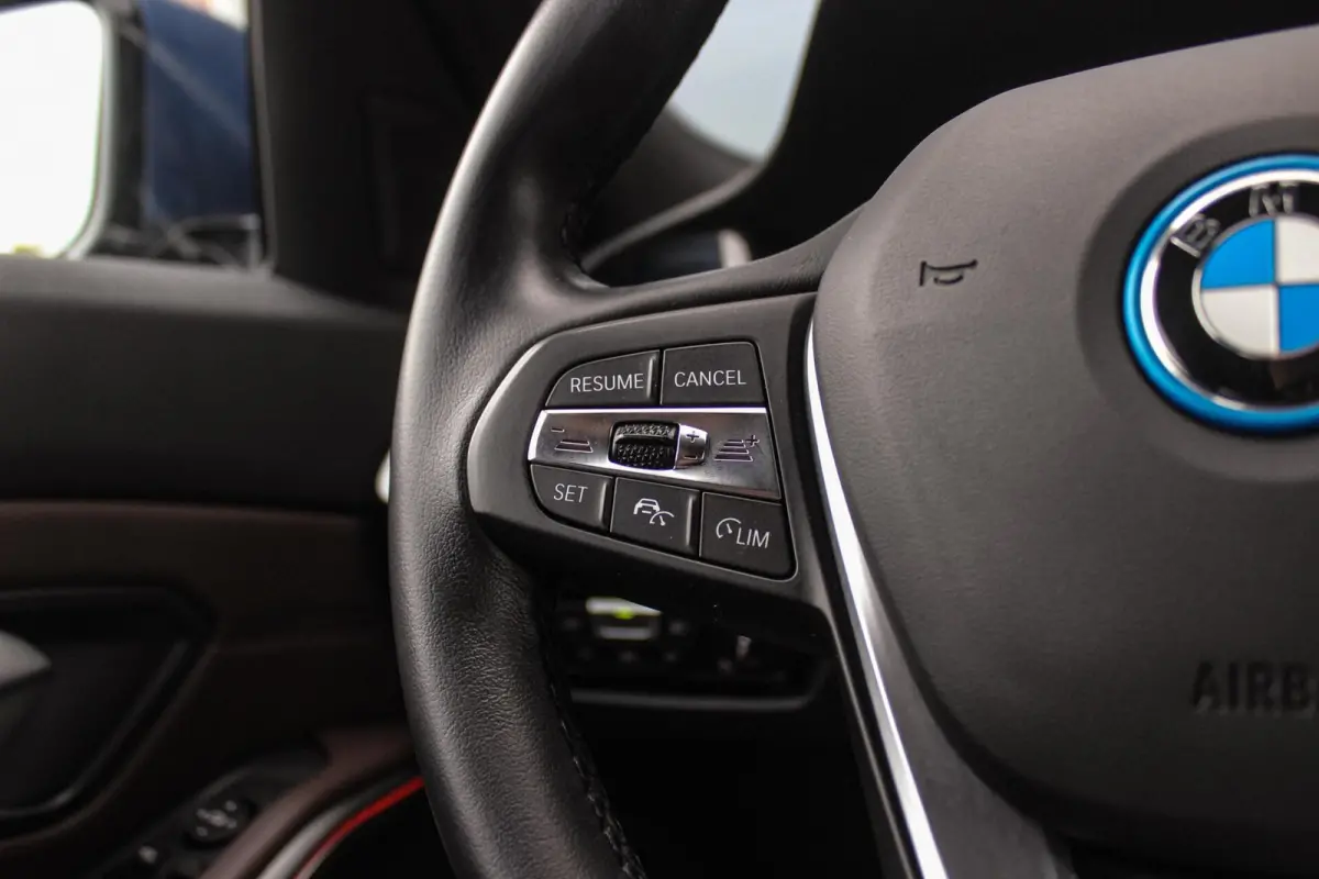 320e High Executive Sport Line | 1e eigenaar | NL auto | Driving Assistant | HiFi audio | LED | 18 inch | Stoelverwarming | DAB | Carplay | Navigatie | PDC