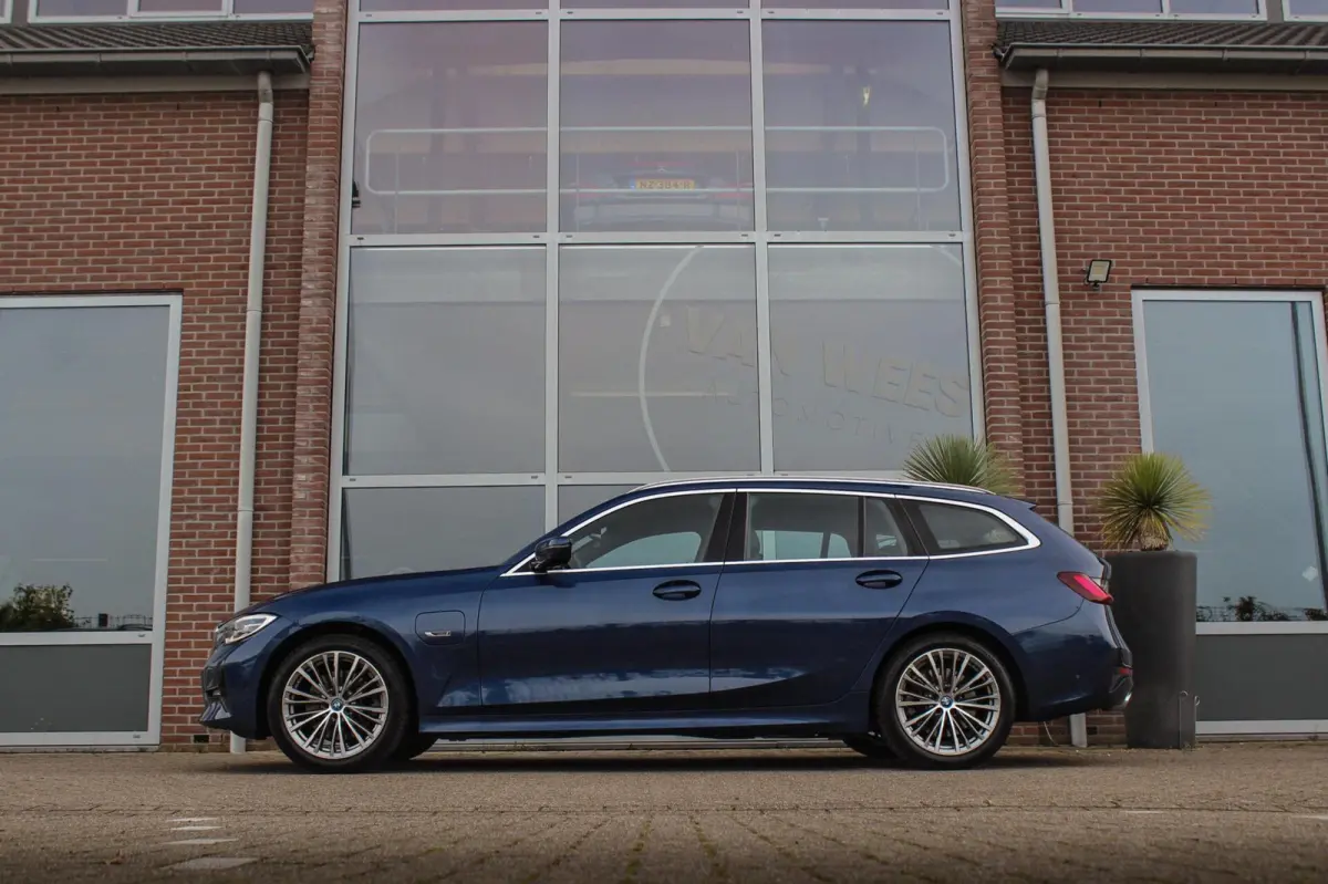320e High Executive Sport Line | 1e eigenaar | NL auto | Driving Assistant | HiFi audio | LED | 18 inch | Stoelverwarming | DAB | Carplay | Navigatie | PDC