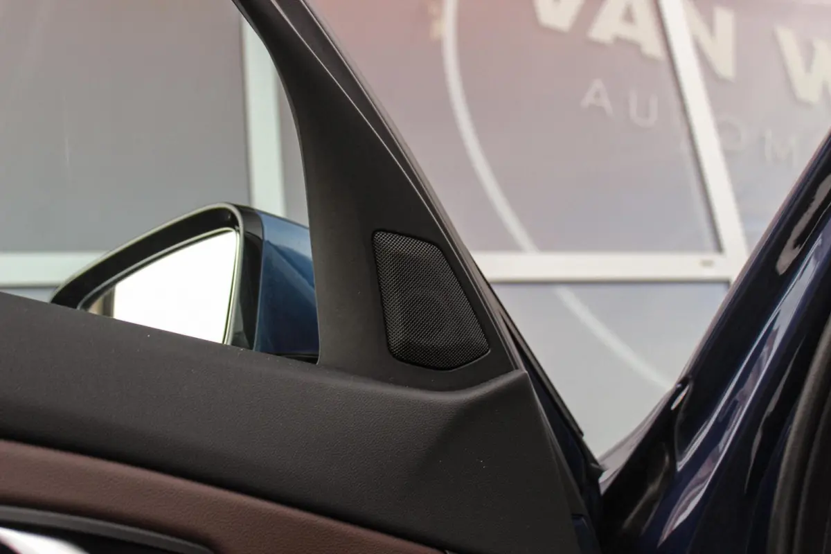 320e High Executive Sport Line | 1e eigenaar | NL auto | Driving Assistant | HiFi audio | LED | 18 inch | Stoelverwarming | DAB | Carplay | Navigatie | PDC