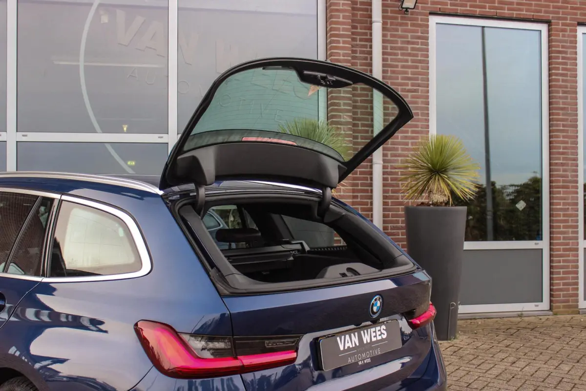 320e High Executive Sport Line | 1e eigenaar | NL auto | Driving Assistant | HiFi audio | LED | 18 inch | Stoelverwarming | DAB | Carplay | Navigatie | PDC