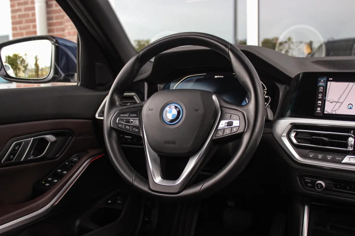 320e High Executive Sport Line | 1e eigenaar | NL auto | Driving Assistant | HiFi audio | LED | 18 inch | Stoelverwarming | DAB | Carplay | Navigatie | PDC