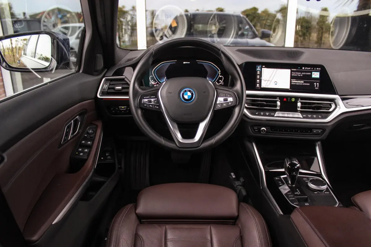 320e High Executive Sport Line | 1e eigenaar | NL auto | Driving Assistant | HiFi audio | LED | 18 inch | Stoelverwarming | DAB | Carplay | Navigatie | PDC