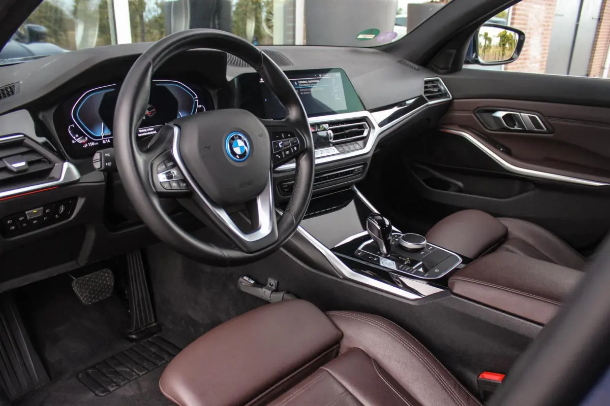 320e High Executive Sport Line | 1e eigenaar | NL auto | Driving Assistant | HiFi audio | LED | 18 inch | Stoelverwarming | DAB | Carplay | Navigatie | PDC