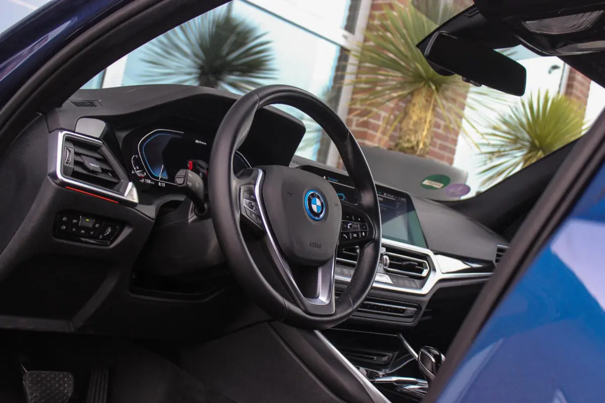 320e High Executive Sport Line | 1e eigenaar | NL auto | Driving Assistant | HiFi audio | LED | 18 inch | Stoelverwarming | DAB | Carplay | Navigatie | PDC