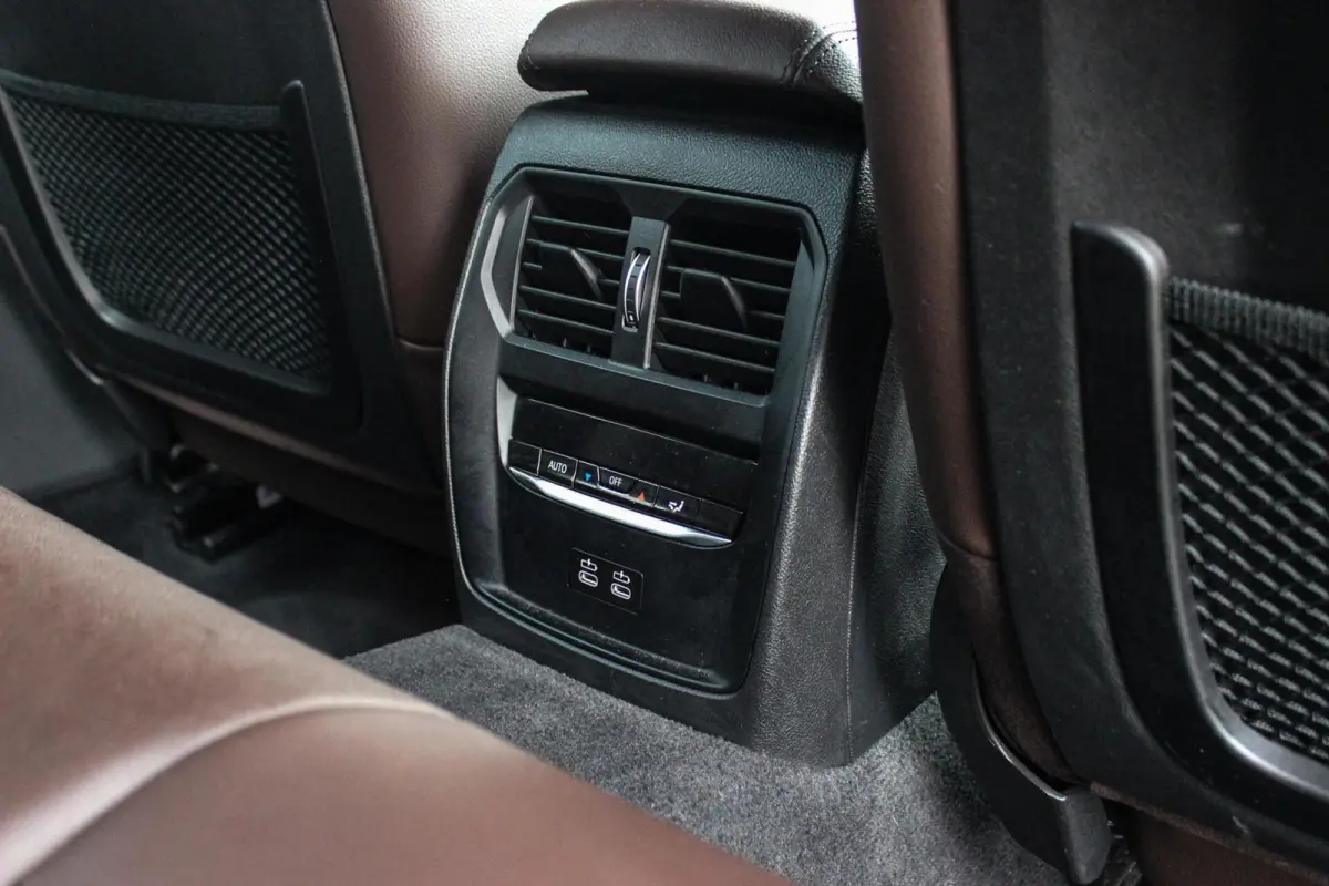 320e High Executive Sport Line | 1e eigenaar | NL auto | Driving Assistant | HiFi audio | LED | 18 inch | Stoelverwarming | DAB | Carplay | Navigatie | PDC