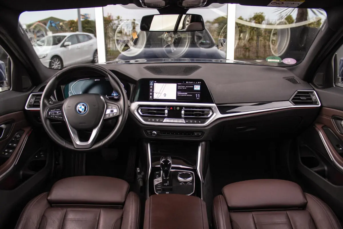 320e High Executive Sport Line | 1e eigenaar | NL auto | Driving Assistant | HiFi audio | LED | 18 inch | Stoelverwarming | DAB | Carplay | Navigatie | PDC