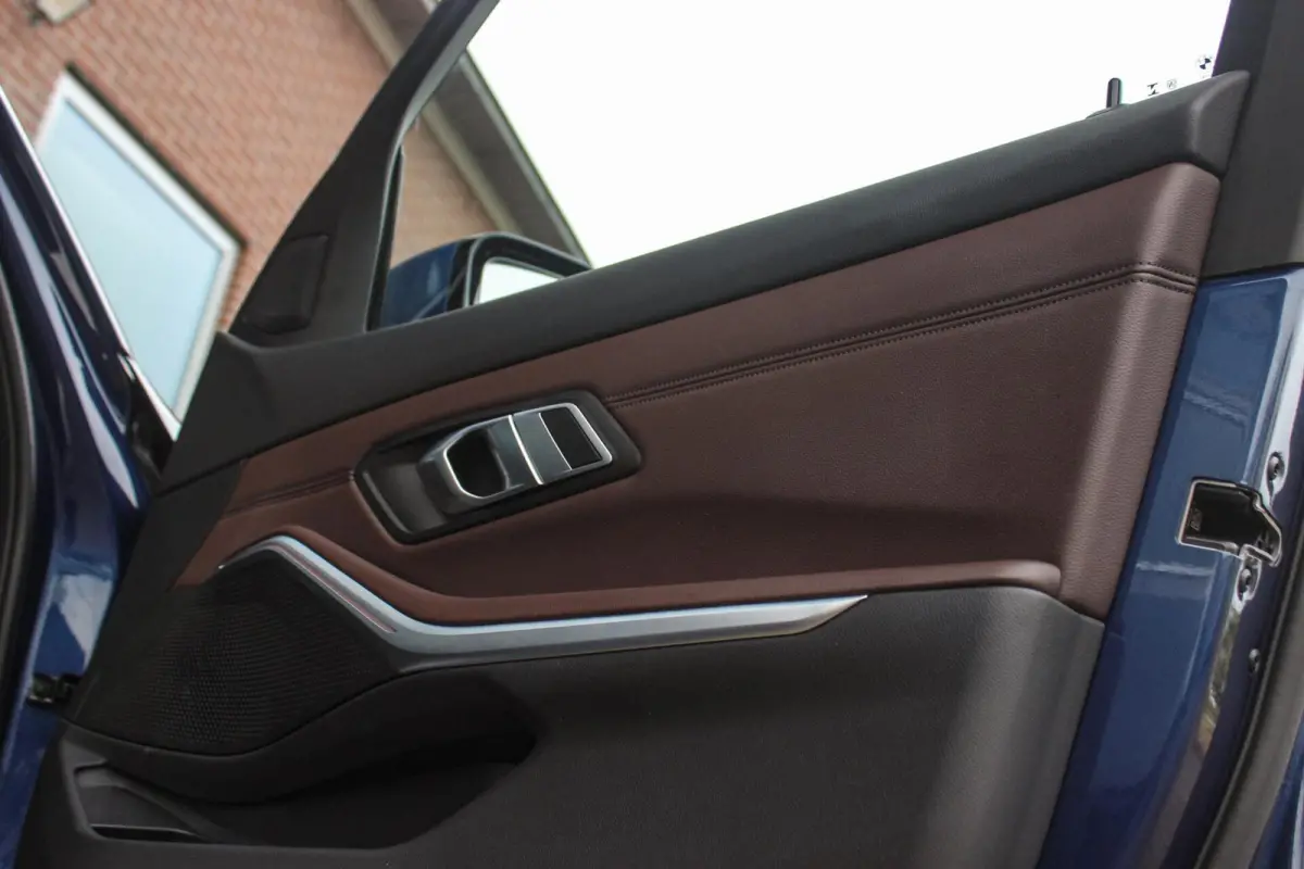320e High Executive Sport Line | 1e eigenaar | NL auto | Driving Assistant | HiFi audio | LED | 18 inch | Stoelverwarming | DAB | Carplay | Navigatie | PDC