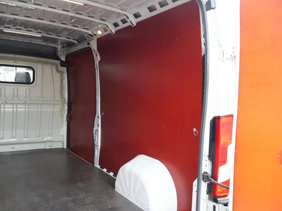 2.2D 120 L3H2 + APPLE CARPLAY | ANDROID AUTO | CAMERA | SIDEBARS | CRUISE | GEVEERDE STOEL