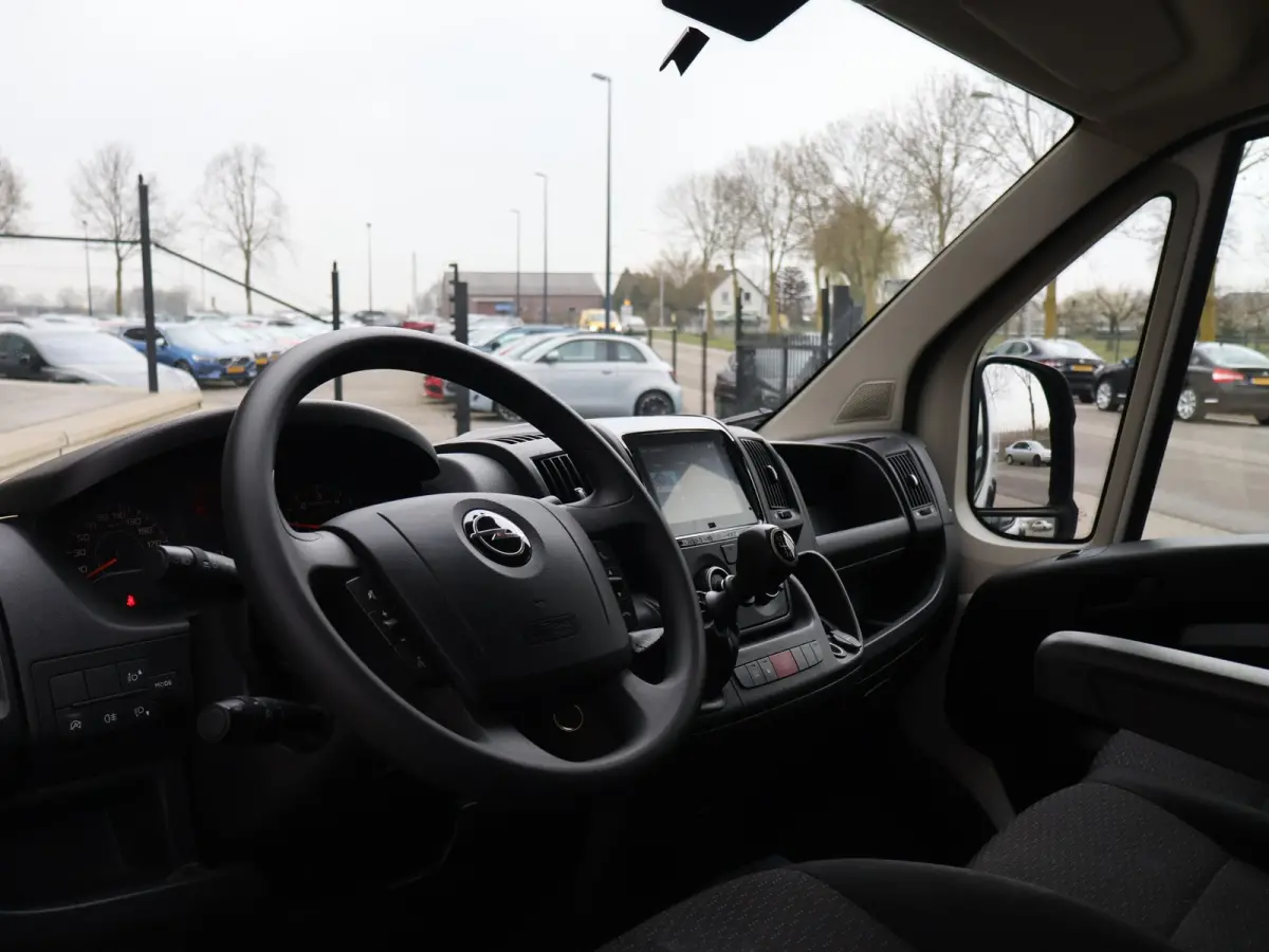 2.2D 120 L3H2 + APPLE CARPLAY | ANDROID AUTO | CAMERA | SIDEBARS | CRUISE | GEVEERDE STOEL