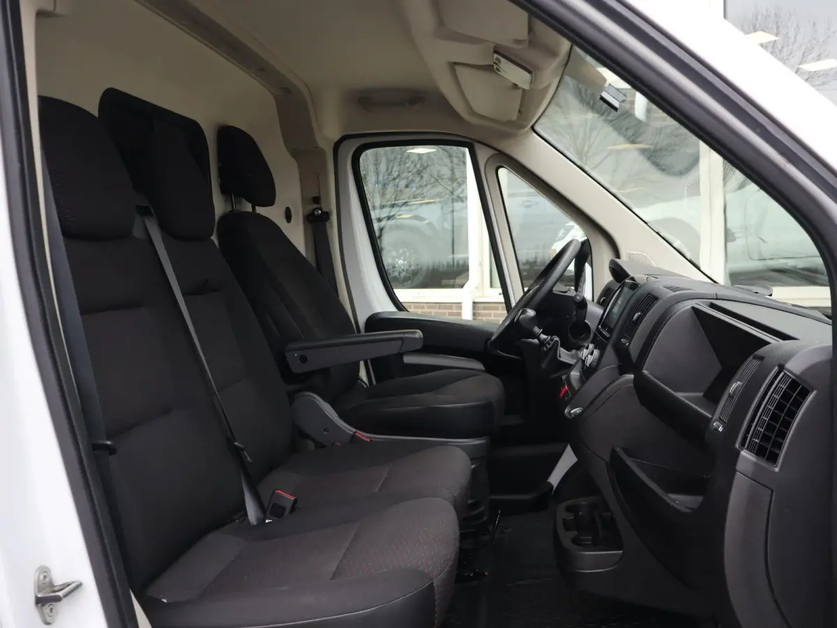 2.2D 120 L3H2 + APPLE CARPLAY | ANDROID AUTO | CAMERA | SIDEBARS | CRUISE | GEVEERDE STOEL