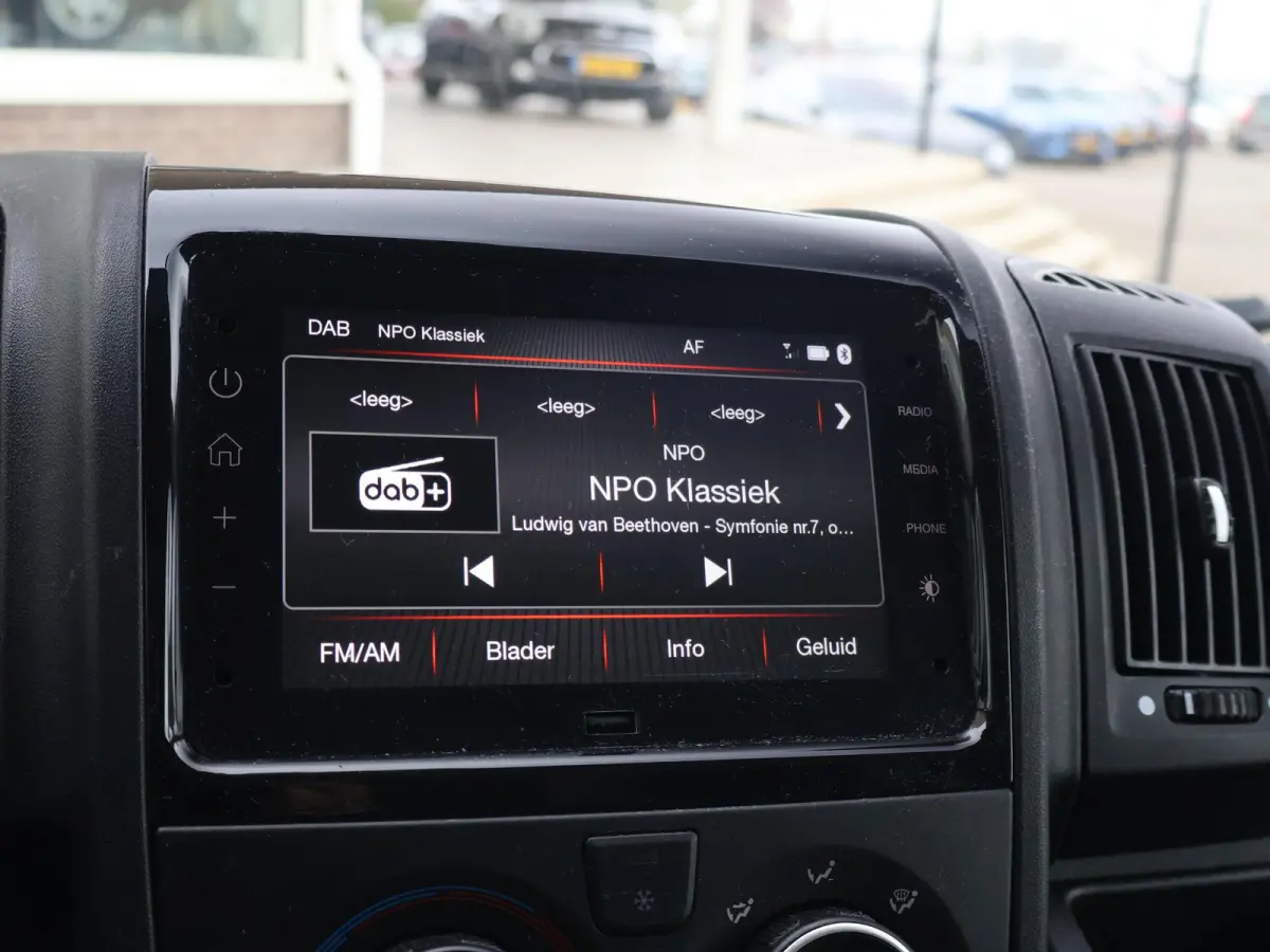 2.2D 120 L3H2 + APPLE CARPLAY | ANDROID AUTO | CAMERA | SIDEBARS | CRUISE | GEVEERDE STOEL