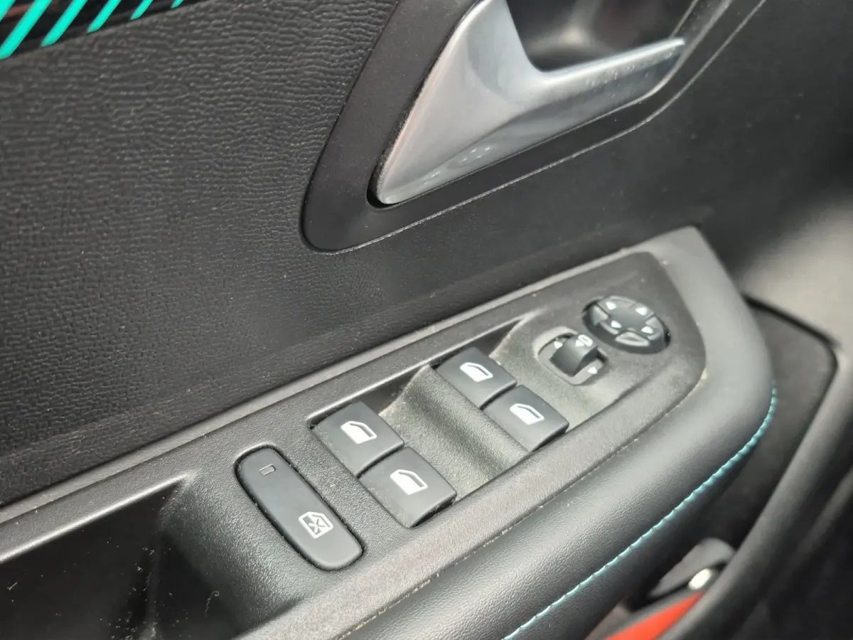 1.2 PureTech Allure 100pk | Keyless | Camera | Full LED | Full map navigatie | Carplay/android auto |