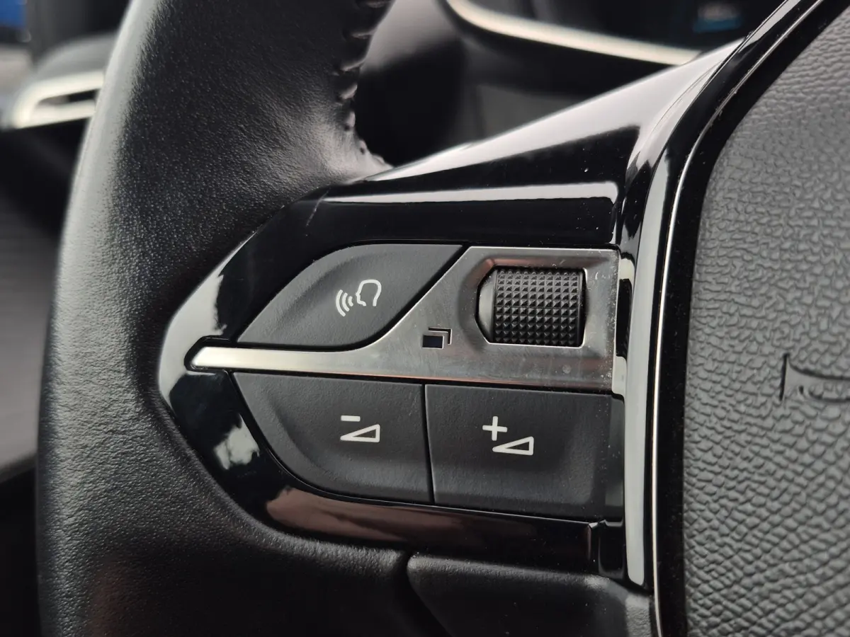 1.2 PureTech Allure 100pk | Keyless | Camera | Full LED | Full map navigatie | Carplay/android auto |