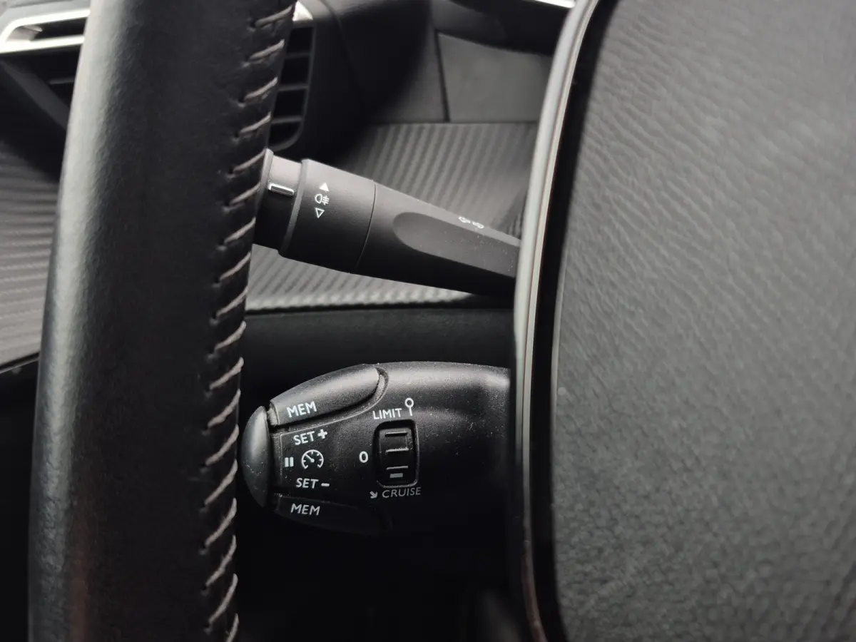 1.2 PureTech Allure 100pk | Keyless | Camera | Full LED | Full map navigatie | Carplay/android auto |