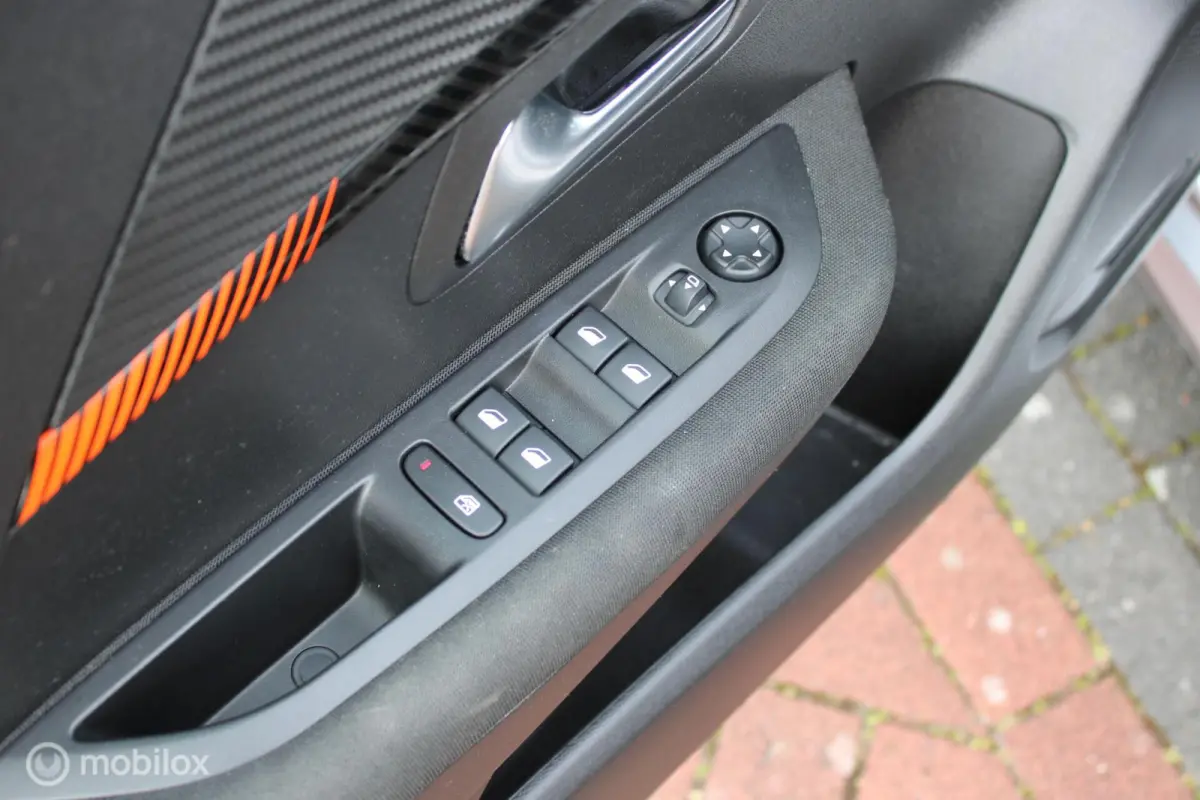 1.2 PureTech Active Pack, Pdc, Navi, Cruise, App connect, Airco, 16 inch Lmv.