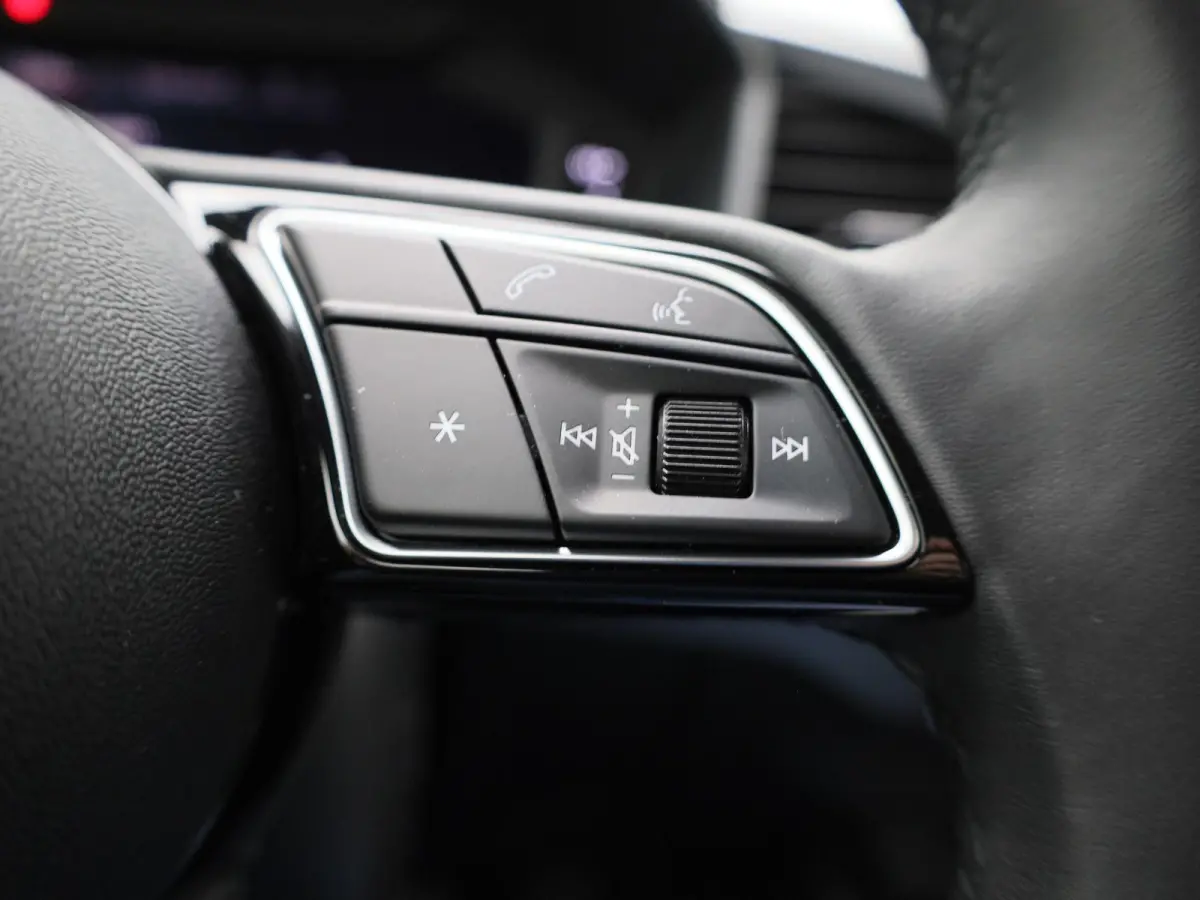 30 TFSI Advanced edition 116 PK l Adaptive cruise control l Navigatie l Climate control l Stoelverwarming l LED-koplampen l Apple Carplay / Android Auto l Privacy glas l Optiekpakket zwart p