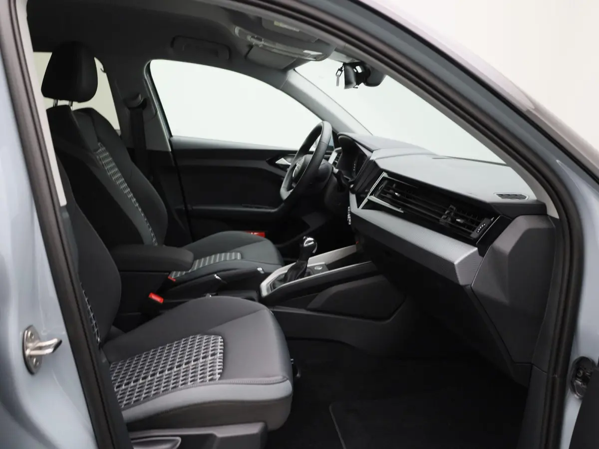30 TFSI Advanced edition 116 PK l Adaptive cruise control l Navigatie l Climate control l Stoelverwarming l LED-koplampen l Apple Carplay / Android Auto l Privacy glas l Optiekpakket zwart p