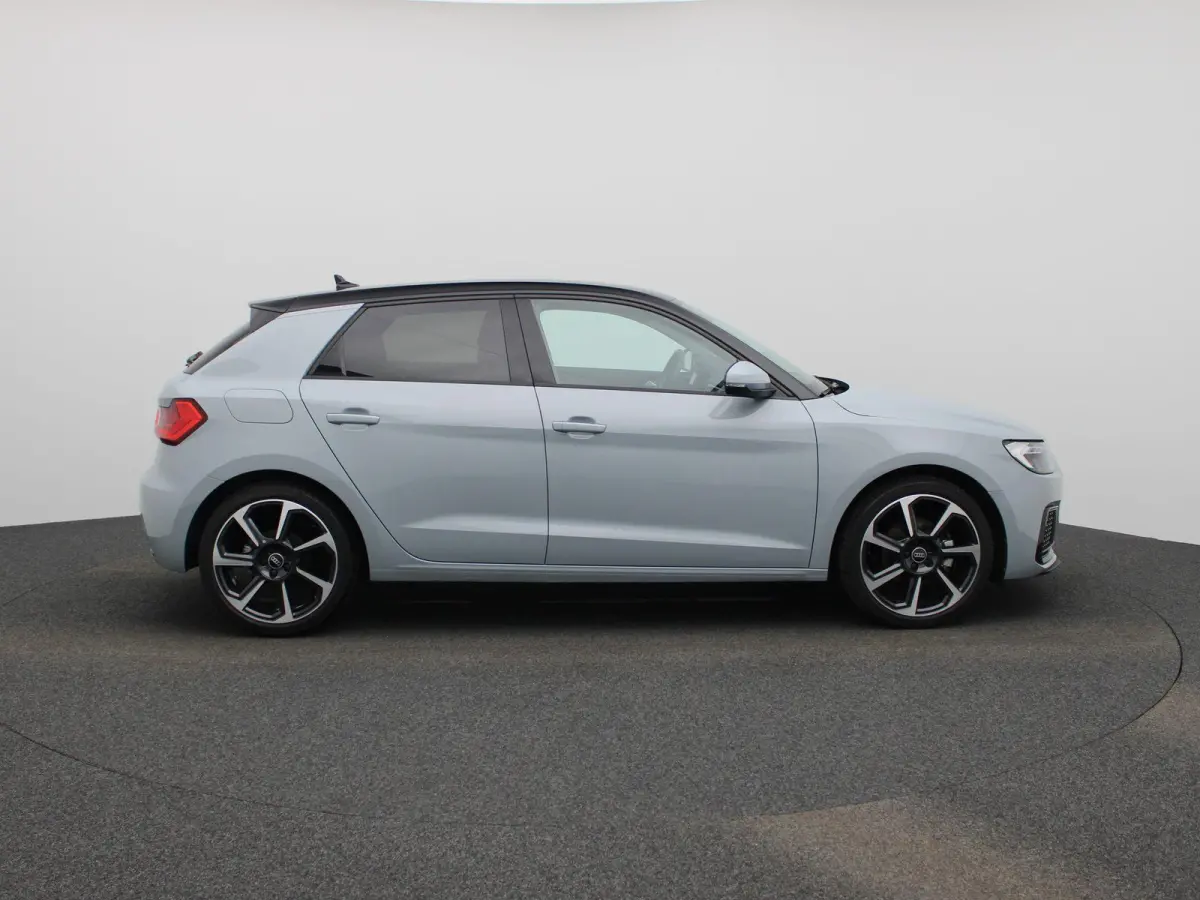 30 TFSI Advanced edition 116 PK l Adaptive cruise control l Navigatie l Climate control l Stoelverwarming l LED-koplampen l Apple Carplay / Android Auto l Privacy glas l Optiekpakket zwart p