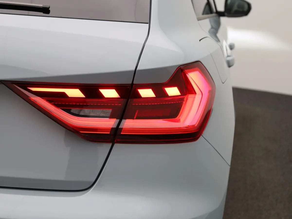 30 TFSI Advanced edition 116 PK l Adaptive cruise control l Navigatie l Climate control l Stoelverwarming l LED-koplampen l Apple Carplay / Android Auto l Privacy glas l Optiekpakket zwart p