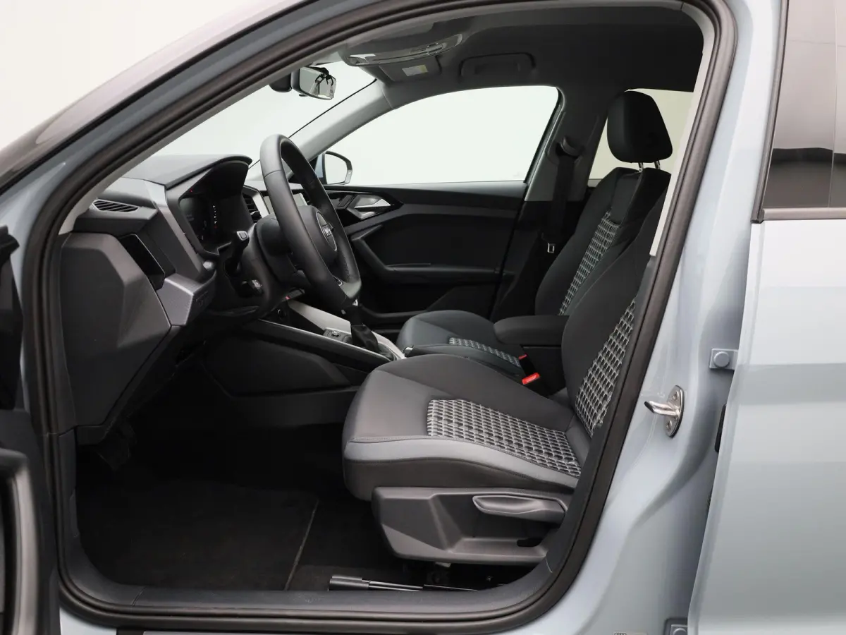 30 TFSI Advanced edition 116 PK l Adaptive cruise control l Navigatie l Climate control l Stoelverwarming l LED-koplampen l Apple Carplay / Android Auto l Privacy glas l Optiekpakket zwart p