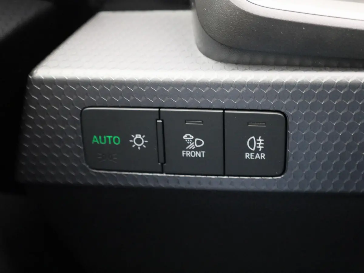 30 TFSI Advanced edition 116 PK l Adaptive cruise control l Navigatie l Climate control l Stoelverwarming l LED-koplampen l Apple Carplay / Android Auto l Privacy glas l Optiekpakket zwart p