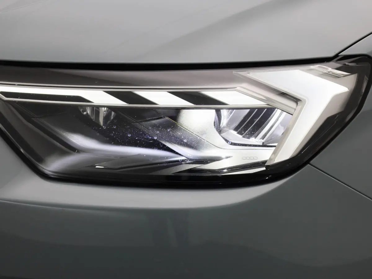 30 TFSI Advanced edition 116 PK l Adaptive cruise control l Navigatie l Climate control l Stoelverwarming l LED-koplampen l Apple Carplay / Android Auto l Privacy glas l Optiekpakket zwart p