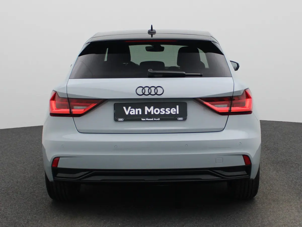 30 TFSI Advanced edition 116 PK l Adaptive cruise control l Navigatie l Climate control l Stoelverwarming l LED-koplampen l Apple Carplay / Android Auto l Privacy glas l Optiekpakket zwart p