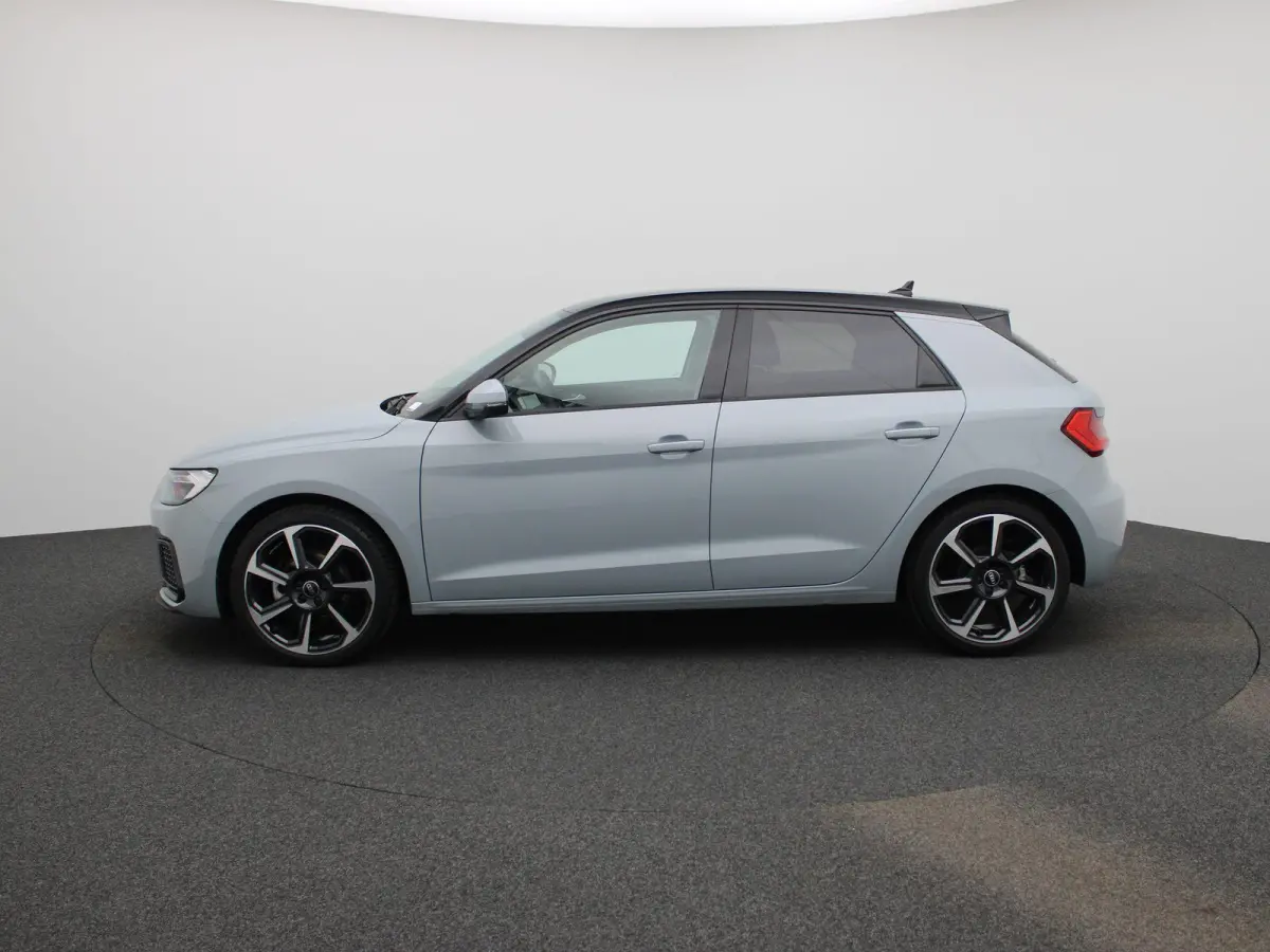 30 TFSI Advanced edition 116 PK l Adaptive cruise control l Navigatie l Climate control l Stoelverwarming l LED-koplampen l Apple Carplay / Android Auto l Privacy glas l Optiekpakket zwart p