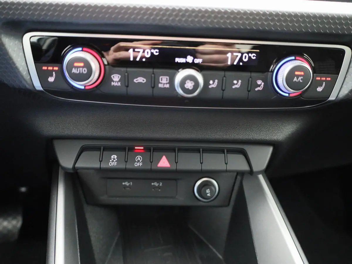 30 TFSI Advanced edition 116 PK l Adaptive cruise control l Navigatie l Climate control l Stoelverwarming l LED-koplampen l Apple Carplay / Android Auto l Privacy glas l Optiekpakket zwart p