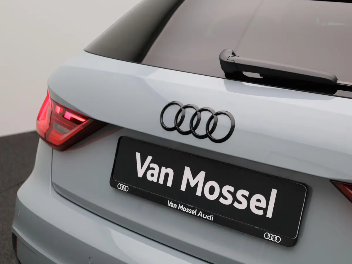 30 TFSI Advanced edition 116 PK l Adaptive cruise control l Navigatie l Climate control l Stoelverwarming l LED-koplampen l Apple Carplay / Android Auto l Privacy glas l Optiekpakket zwart p