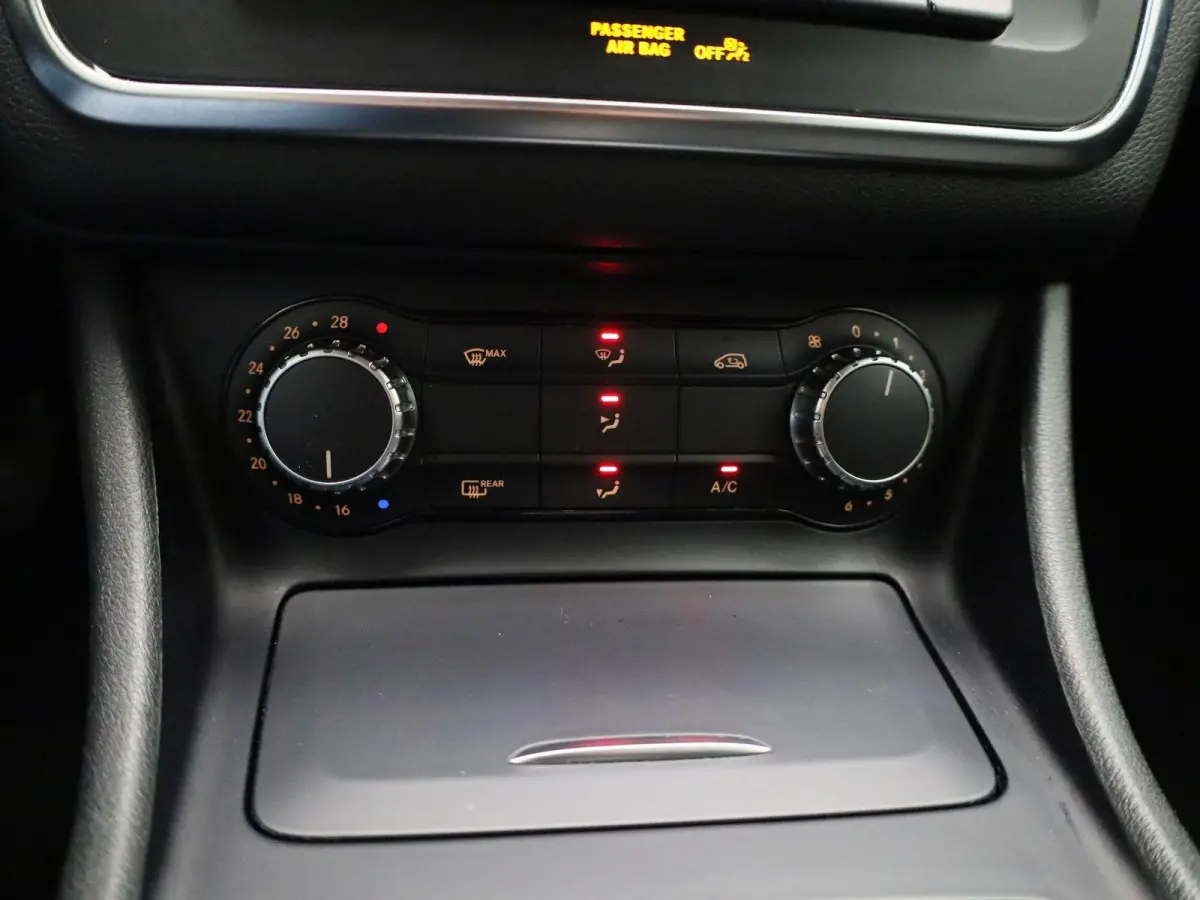 180 Ambition | Automaat | Navigatie | Airco | Bluetooth | Parkeersensoren |