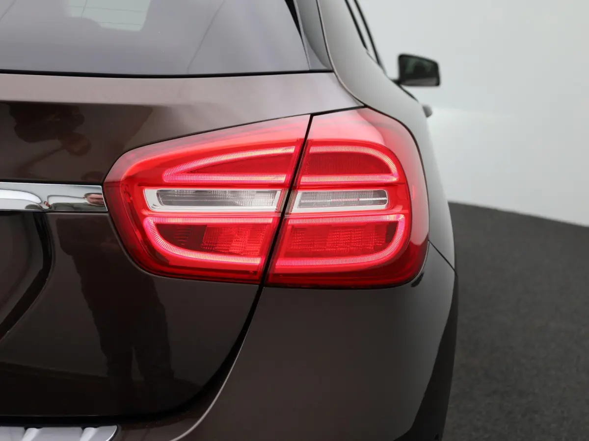 180 Ambition | Automaat | Navigatie | Airco | Bluetooth | Parkeersensoren |